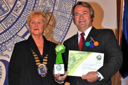 Karine Coulanges (left), International President of Skål International, presents the Sustainable Tourism award (Urban Accommodation) to Brian Anderson (right), Sustainable Development Manager of Chiva-Som Health Resorts.