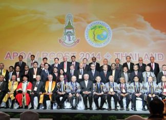 Honorary guests and senior members of the Royal College of Orthopaedic Surgeons of Thailand (RCOST) and Asia Pacific Orthopaedic Association (APOA) pose for a group photo during the opening ceremony of the event.