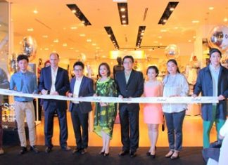 Local officials join Marks & Spencer Thailand Managing Director Panagiotis Dimitroulopoulos to cut the ribbon to officially open the new store.