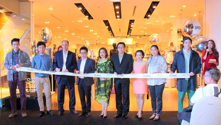 Local officials join Marks & Spencer Thailand Managing Director Panagiotis Dimitroulopoulos to cut the ribbon to officially open the new store.