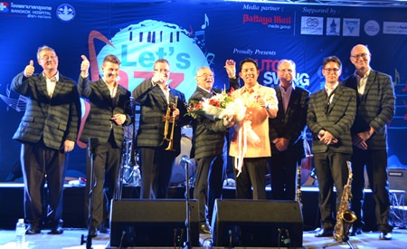 Mayor Ittipol Khunplume (4th right) congratulates the Dutch Swing College Band members after a superb show in Pattaya.