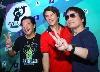 (L-R) Surachai Thangjaithrong, President of the Silver Lake Entertainment Co., Ltd. poses with Wuttinan Pirompakdee, Managing Director of Music Union Co., Ltd. and rock star Pom Asanee Chothikul.