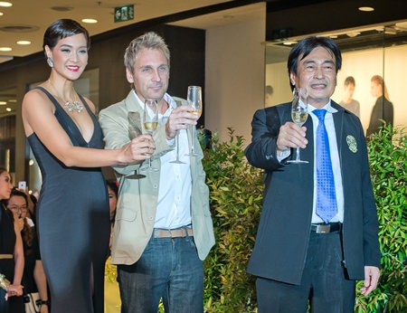 (L-R) Metinee, Kingpayome, developer Winston Gale, and Pattaya Deputy Mayor Ronakit Ekasingh raise a toast during the soft opening ceremony for The Riviera Jomtien.