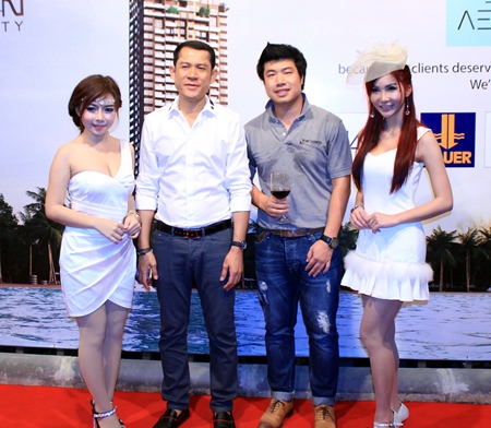 Saksit Teerapornsathanon (2nd left) and Suriwat Rermkitkarn (3rd left), deputy managing directors of the Urban Property, pose for a photo during the Aeras Condominium ‘thank-you’ party on November 25.