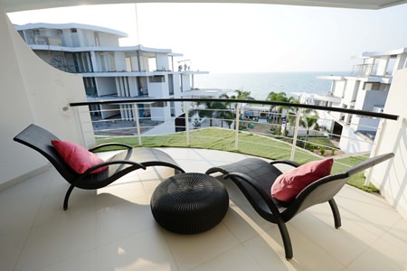 Developers of Pure Sunset Beach in Na Jomtien celebrated completion of Phase 1 of the project with a lavish art & fashion themed party on November 22.