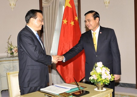 Thai Prime Minister Prayut Chan-o-cha (right) and Chinese Prime Minister Li Keqiang shake hands after signing the agreement.