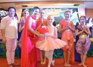 Noi Emmerson presents a bouquet to Cassidy and the Tara Pattana International School Dancers.