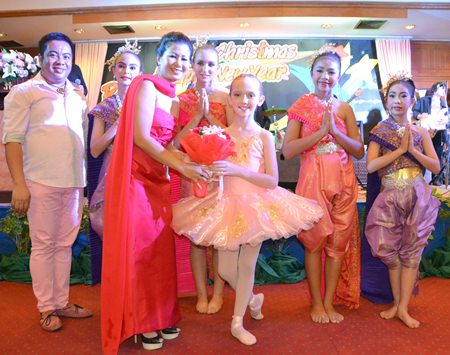 Noi Emmerson presents a bouquet to Cassidy and the Tara Pattana International School Dancers.