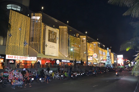 Royal Garden Plaza once again this year lit the front of the building with thousands of Christmas lights and a huge Christmas tree.