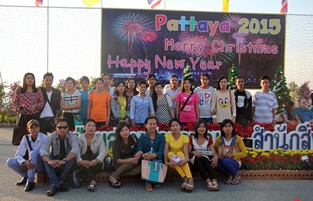 Tour groups pose for a memorable photo in Central Pattaya.