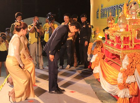 Vutikorn Kamolchote, president of the Rotary Club of Jomtien-Pattaya pays his respects to HM the King.