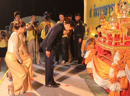 Vutikorn Kamolchote, president of the Rotary Club of Jomtien-Pattaya pays his respects to HM the King.