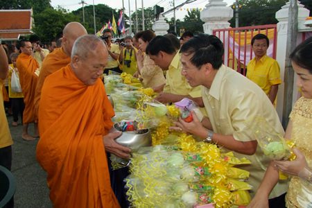 Government officials in Chonburi joined more than 2,000 Red Cross officials, judges, civil servants, military, police, state enterprise officers, and residents to hand out rice and dried food to 88 monks to make merit for His Majesty on his birthday.