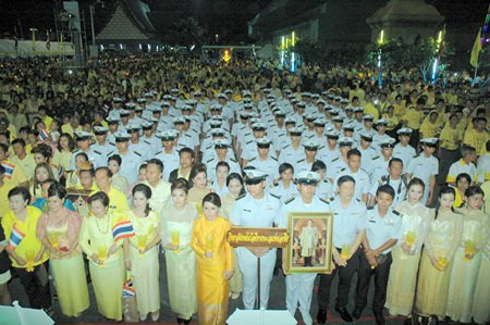 People express their loyalty to His Majesty the King by jointly lighting candles and singing the royal and national anthems.