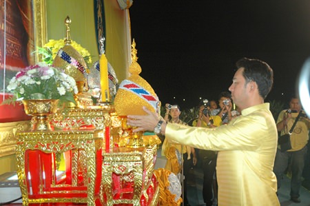 Mayor Itthiphol Kunplome represented the entire city in pledging love and unconditional loyalty to HM the King.