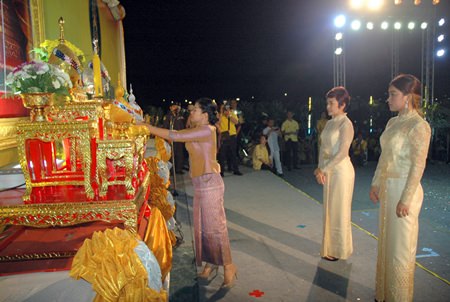 Noi Emerson represents Pattaya Sports Club at the ceremonies to honour HM the King.