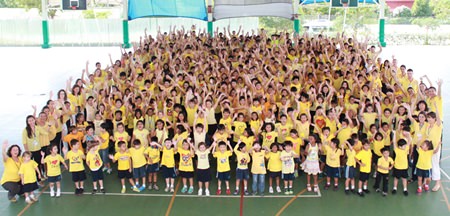 Students and staff from Garden International School (GIS) help celebrate HM the King’s birthday by all wearing yellow.