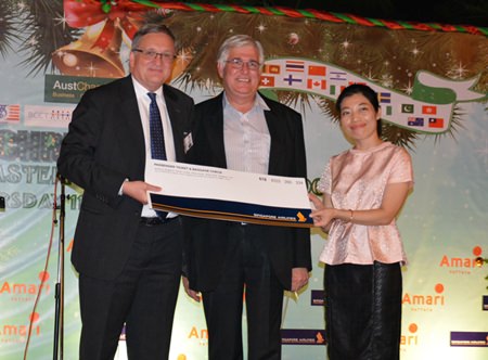 Frank Holzer (center), director of ASEAN Manufacturing Finance of GM Thailand, won a free trip on Singapore Airlines, presented by Chidapa Tantiprasit (right) and Australian Ambassador H.E. Paul Robilliard (left).