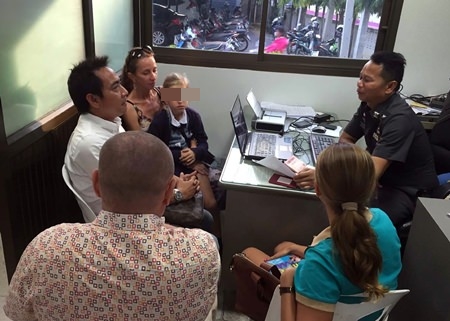 Vladimir Pomytkin and wife Yulia Tikhovskaya make a report to police about Aleksander Kuznetsov who allegedly tried to kidnap Yulia in Pattaya.