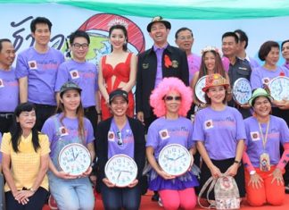 Mayor Itthiphol Kunplome (center, back) leads officials and guests to celebrate World AIDS Day 2014.