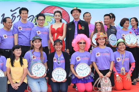 Mayor Itthiphol Kunplome (center, back) leads officials and guests to celebrate World AIDS Day 2014. 