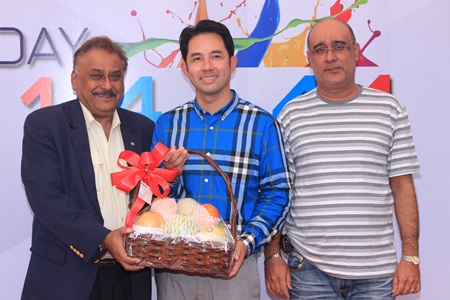 Pratheep Malhotra, MD of Pattaya Mail Media Group, and Korn Kitja-amorn, HR Manager, congratulate Mayor Itthiphol Kunplome on his birthday.