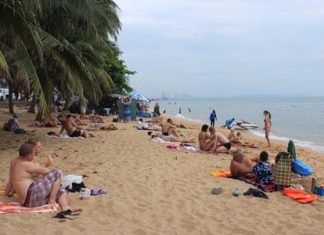 Many tourists are now enjoying the fact they can bring their own mats to lie on at Dongtan Beach.