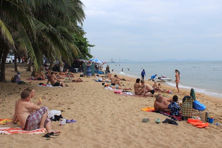 Many tourists are now enjoying the fact they can bring their own mats to lie on at Dongtan Beach.