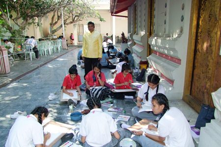 Some of the more than 650 students who competed in essay-writing, handwriting, drawing, and oratory contests, as well as competitions on describing Thai culture and authors.