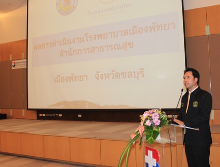 Mayor Itthiphol Kunplome lectures on the topic “Role of local government to health system” to 70 candidates from King Prajadhipok’s Institute and the Medical Council of Thailand.