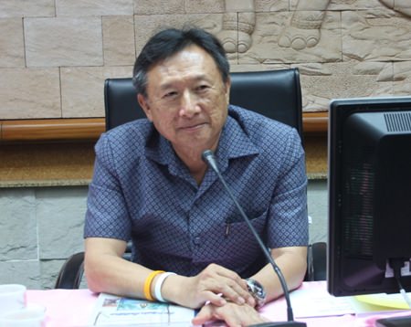 Pracha Taerat, chairman of the NRC’s committee on public participation and public hearings, hosts a public forum in Chonburi to take input on national reform measures.