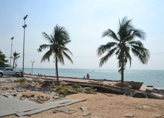 Despite promises to repair Pratamnak Soi 5 beachfront’s footpaths and continue to remedy erosion, Yim Yom Beach has deteriorated into an utter mess.
