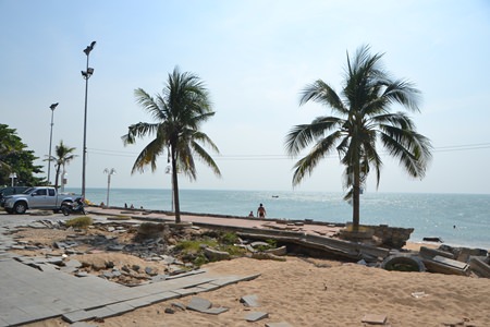 Despite promises to repair Pratamnak Soi 5 beachfront’s footpaths and continue to remedy erosion, Yim Yom Beach has deteriorated into an utter mess.