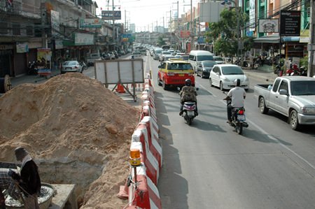 Traffic backs up on Thepprasit Road in the afternoon during the construction between sois 6 and 7.
