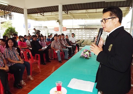 Deputy Mayor Wutisak Rermkitkarn presides over the rally against illegal drug use in Chumsai community.