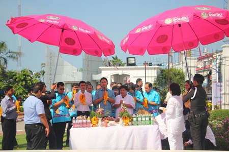 Pattaya marked the 36th anniversary of the founding of the city with a merit-making ceremony attended by city officials and residents. The Nov. 29 ceremony began with the presentation of rice and dried food to 60 monks before worshiping the Earth Mother Goddess at the entrance of Pattaya City Hall. Attendees then moved to the King Taksin monument, to honor the founding father of the city. A wreath was also placed around a bust of Prinya Chawalitthamrong to remember the former deputy interior minister who donated 10 rai of land for Pattaya City Hall’s construction on Nov. 23, 1980. Prinya first came to Pattaya in 1948 and helped develop Pattaya, Naklua, Nongprue and Banglamung as tourist destinations. He passed away in 2005. Nine monks who chanted and recited Dharma inside Pattaya City Hall then stayed for lunch capped off the ceremony. There also was a presentation of souvenirs to five former mayors of Pattaya and performances by students from Pattaya School No 9. Pattaya’s current status came into being with the Pattaya City Administration Act of 1978. Before that the area was known as Naklua Sanitation District, established in 1956, which was expanded to South Pattaya in 1964 with a manageable area of 22.2 square kilometers. As the township grew and became a favorite tourist destination of Thais and foreigners alike, the former sanitation district could not manage the administration and services to keep pace with its growth. The government issued the Pattaya City Administration Act of 1978, dissolving Naklua Sanitation District and Pattaya City was born. The city has been administered under a special autonomous system of city management since November 29, 1978. The Constitution for the Kingdom of Thailand B.E. 2540 required that a local administrator and a city council be elected. The Pattaya Regulations for Administration Act B.E. 1979 was adopted on November 30, 1979 as the basis for the current city governance.