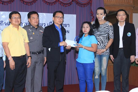 (From left): Deputy Mayor Verawat Khakhay, Pol. Col. Supathee Boonkrong, and PBTA President Sinchai Wattanasartsathorn present baht bus driver Ornchorn Wongraruen a reward for chasing down two bag thieves.