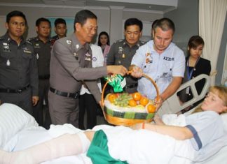 Police and representatives from the Pattaya Tourist Assistance Fund visit the Russian woman in the hospital and present her with 20,000 baht and a fruit basket.