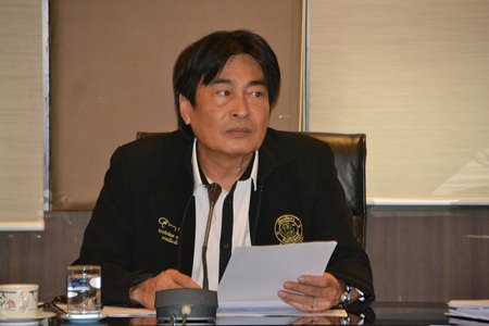 Deputy Mayor Ronakit Ekasingh presides over a meeting to prepare to remove obstacles to construction of a traffic-bypass tunnel under Sukhumvit Road.