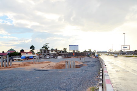 Construction is underway to build tollbooths along the Pattaya-Chonburi Highway.