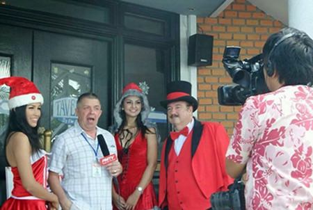 Doc Penguino and his assistants being interviewed by Paul Strachan for Pattaya Mail TV following his presentation at the PCEC.
