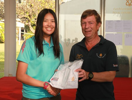 Kamolwan Chanyim (left) receives the championship winner’s trophy. (Photo/m.v.tchelistcheff)