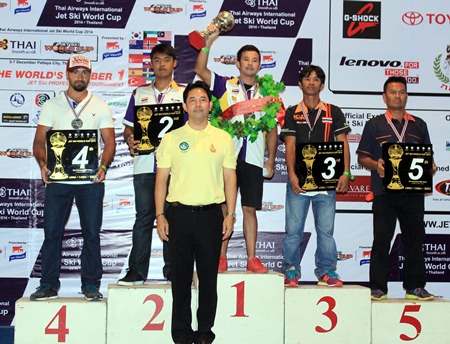 Pattaya mayor Itthipol Kunplome (3rd left) presents the King’s Cup trophy to Pro Sport GP champion Supak Settura (4th left) at the D’ Varee hotel in Pattaya, Sunday, Dec. 7.