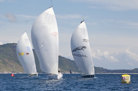 Uranus, Wan Ma Rang and Island Fling head for the mark.