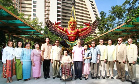Suthikiati Chirathivat, chairman of Central Plaza Hotel Pcl, presides over the ceremony to install the Royal Garuda atop the Centara Grand Mirage. Attending were the Chirathivat family, Pattaya Mayor Itthiphol Kunplome, TAT Pattaya Director Suladda Sarutilavan, and management and staff from the resort.