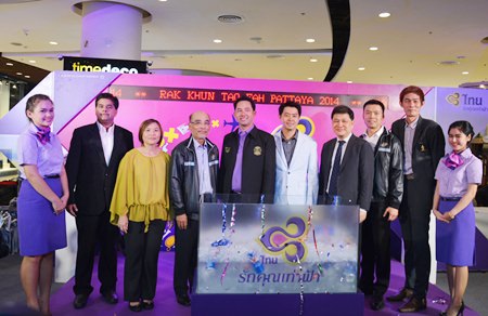 (2nd left to 2nd right) Tony Malhotra, Deputy Managing Director of the Pattaya Mail Media Group; Suladda Sarutilavan, director of TAT Pattaya; Kanchit Rienthong, Director of the Indochina route & Thai Smile Corporation; Mayor Itthiphol Kunplome; former Chonburi MP Poramet Ngampichet; Wiwat Piyawiroj, Vice President of Sales and Distributions-Thailand & Indochina; Nopporn Kanchanamanee, Sales Manager of the Thai Airways Pattaya; and Sanpech Supabowornsthian, president of the THA Eastern Thailand pose for a photo during the event.