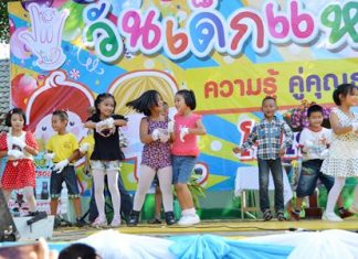 Students from Sattahip Km. 5 School in Plutaluang are obviously having fun performing on Children’s Day 2015. From tanks and fire trucks to ice cream and balloons, area children were spoiled for choice when it came to fun and attractions on Children’s Day.