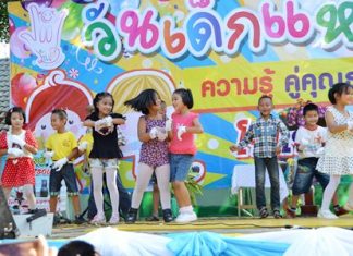 Students from Sattahip Km. 5 School in Plutaluang are obviously having fun performing on Children’s Day 2015. From tanks and fire trucks to ice cream and balloons, area children were spoiled for choice when it came to fun and attractions on Children’s Day.