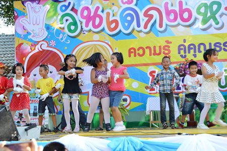 Students from Sattahip Km. 5 School in Plutaluang are obviously having fun performing on Children’s Day 2015.  From tanks and fire trucks to ice cream and balloons, area children were spoiled for choice when it came to fun and attractions on Children’s Day. 