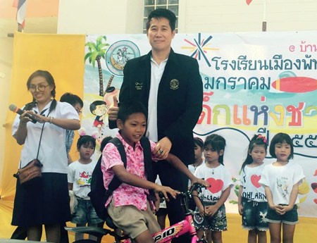Banjong Banthoonprayuk, member of Pattaya City Council, along with members of the Lions Club of Pattaya-Taksin hold activities for children at Pattaya School No 10 (Larn Island).